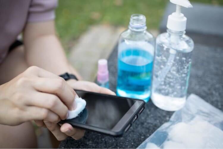 How to disinfect a smartphone from coronavirus?