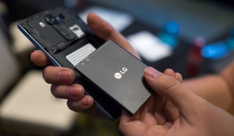 A quarter of smartphone owners miss removable batteries.  Why?