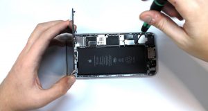 Replacing the phone battery 