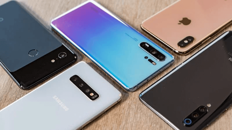 Smartphone sales continue to fall.  Samsung has suffered the least